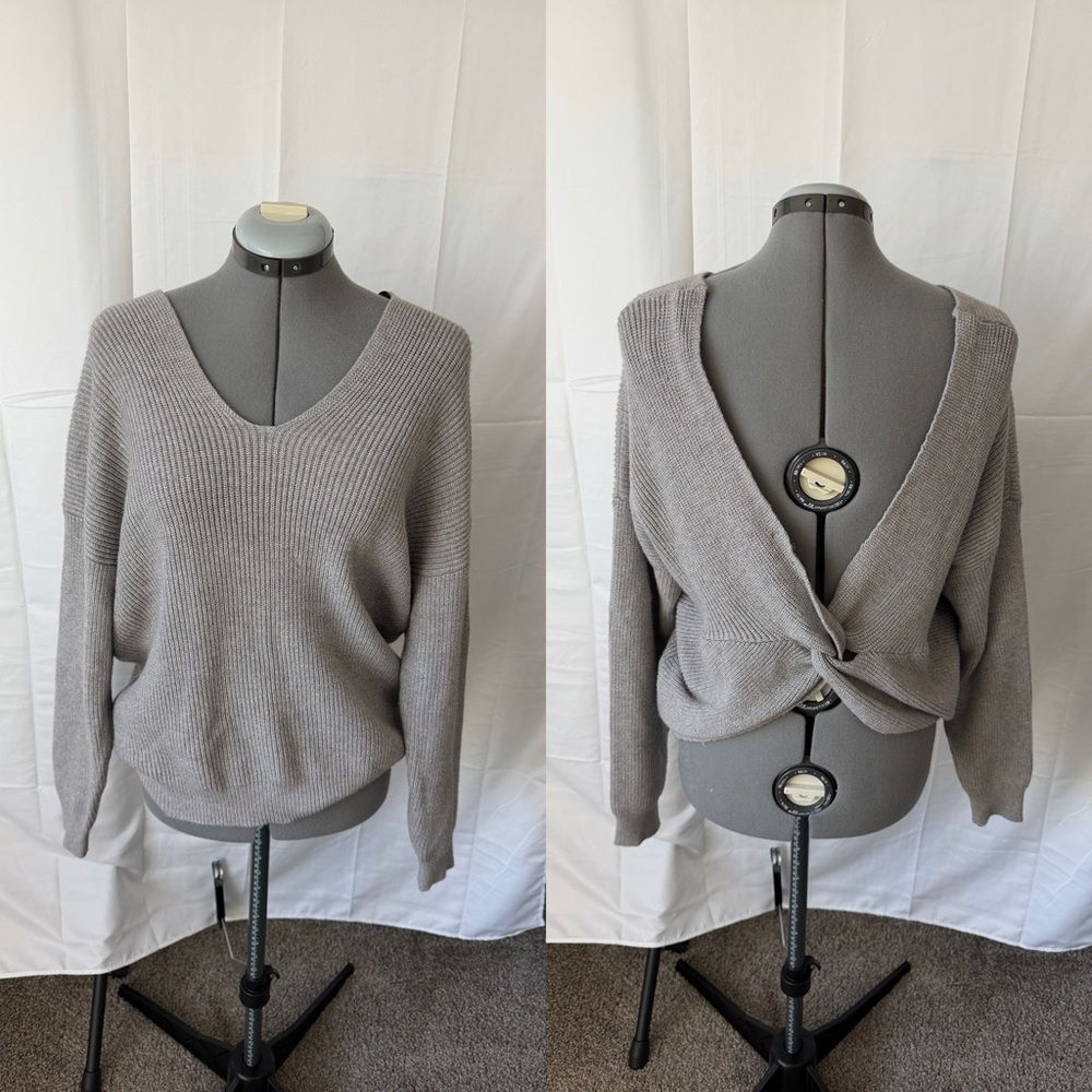 🛍️Forever 21 Gray V-Neck Sweater